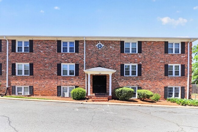 Building Photo - Lovely Two Bedroom Condo in Cotswold!