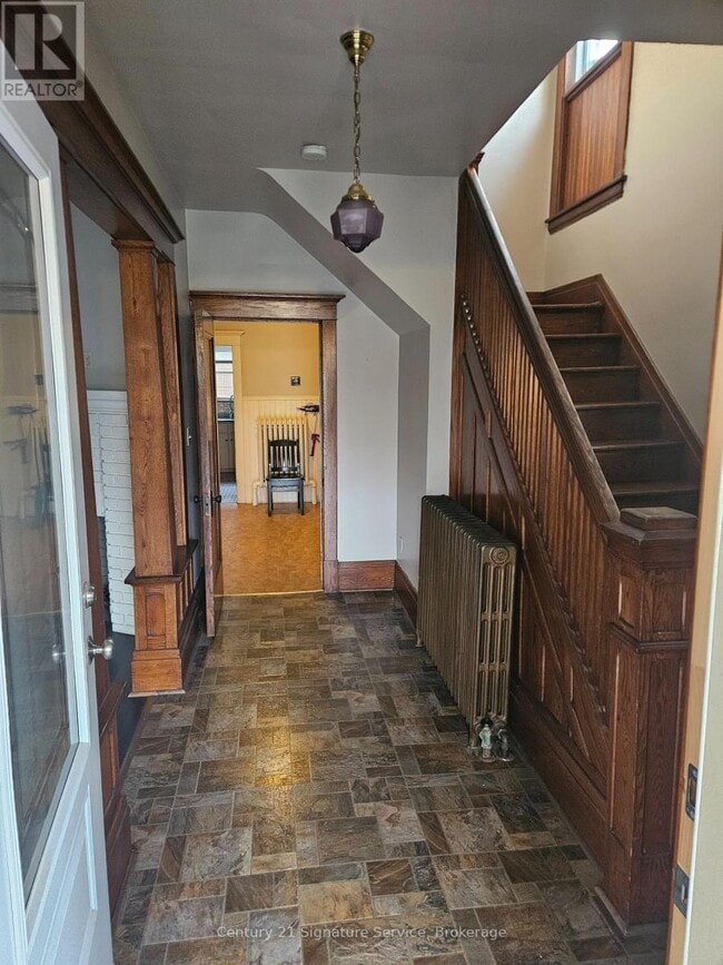 Photo - 92 Killaly St W