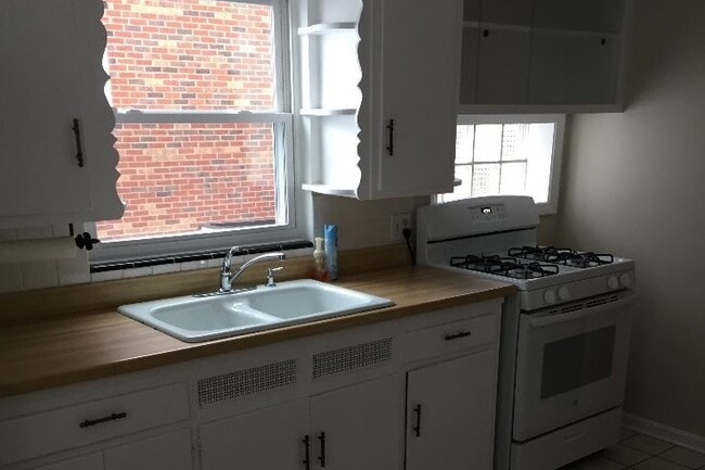 Fully Equiped Kichen - 92 Greencrest Ter Unit Downstairs