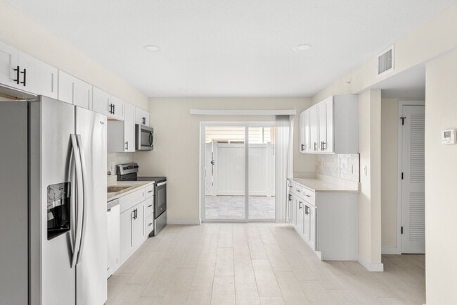 Photo - Ocean Arms Apartments