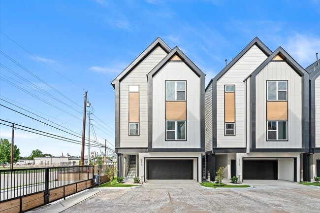 Building Photo - 5209 Green Pine Tree Dr