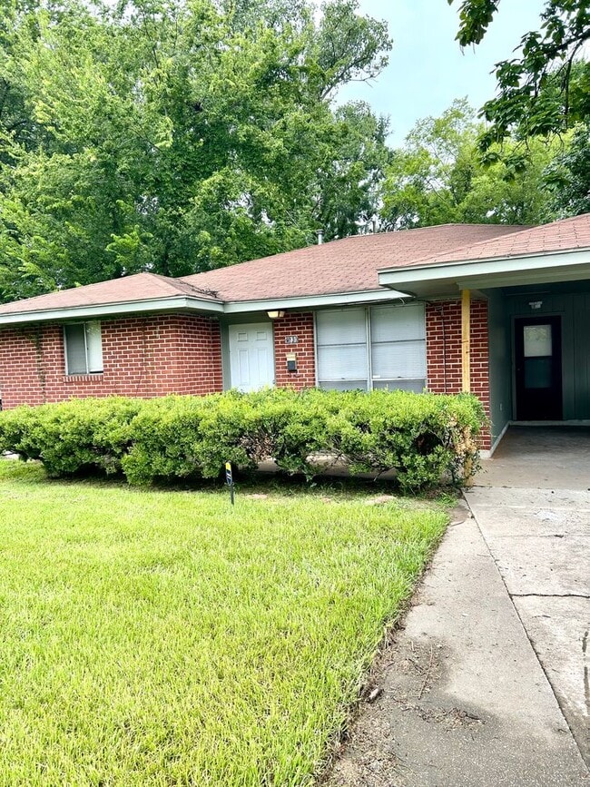 Building Photo - College Drive& I10 Rental