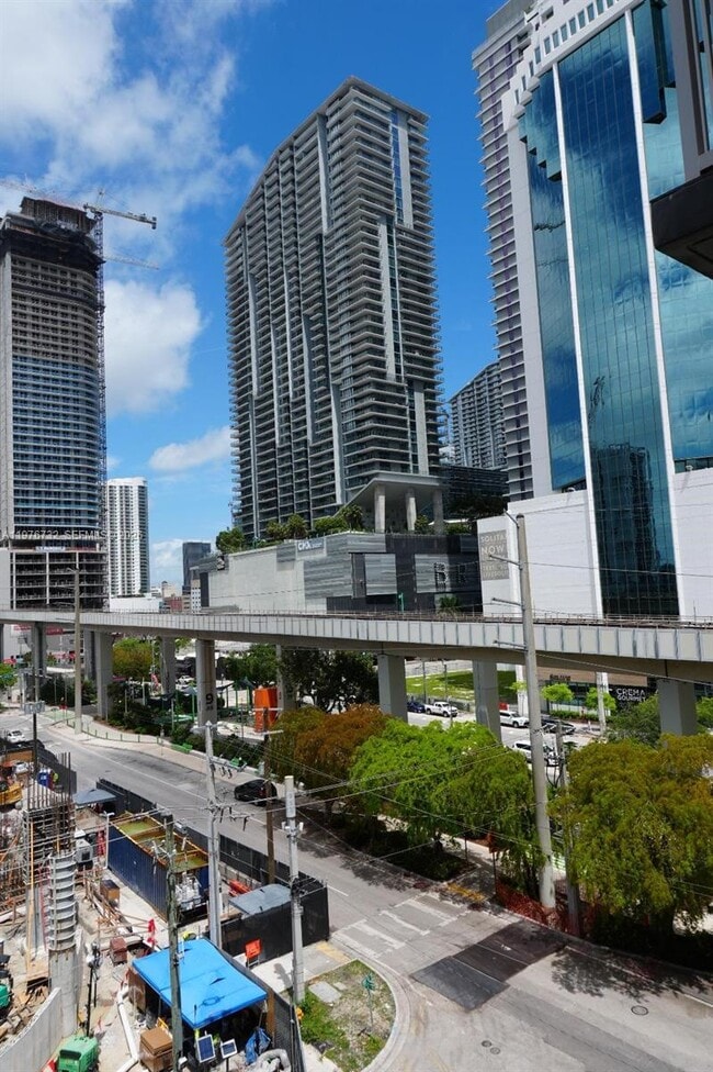 Building Photo - 104 SW 9th St Unit 1403