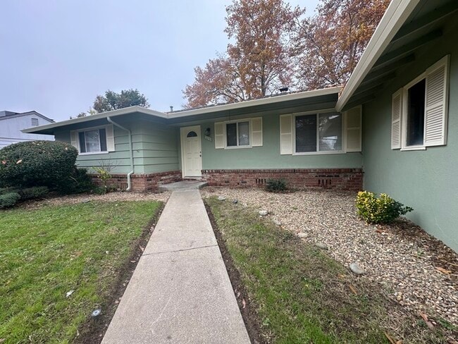 Building Photo - Updated 3 Bedroom 1.5 Bathroom Home in Desirable Arden Park!