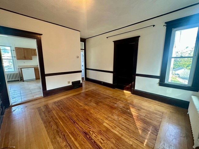 Photo - SPACIOUS OAK SQUARE 3 BED! NO BROKER FEE!