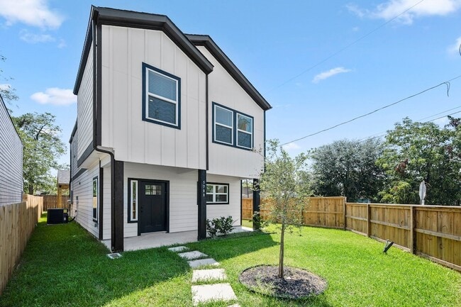 Photo - 5700 Elysian St