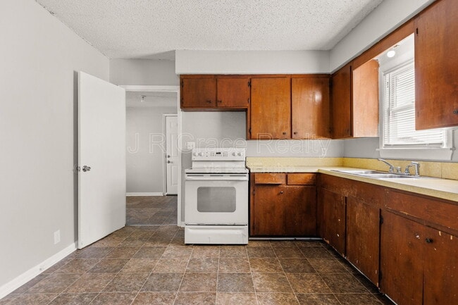 Photo - 807 W Sabine St