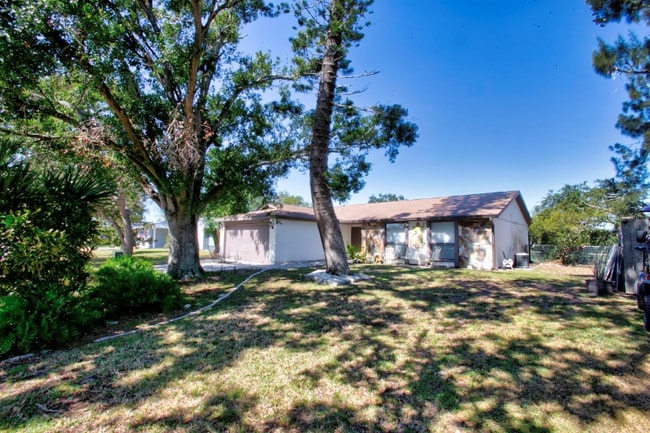 Building Photo - 6116 38th Ave W