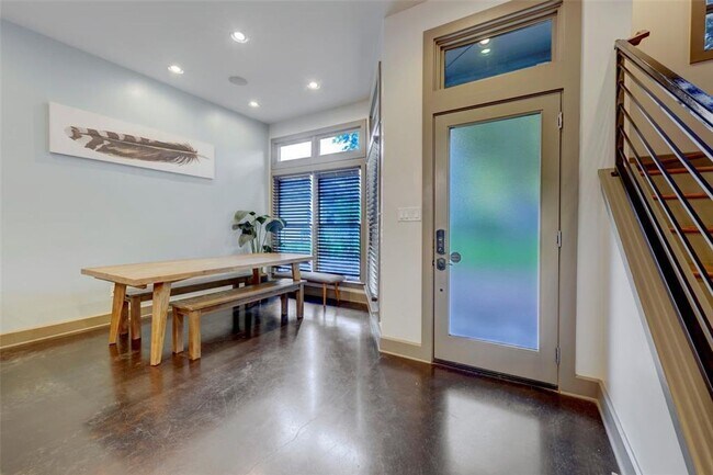 Photo - 602 W N Loop Blvd Unidad B