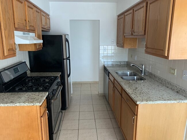 Building Photo - 187 Pickwick Dr Unit F Rental
