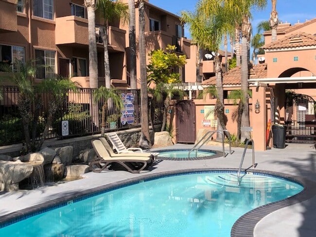 Beautiful 3 bedroom 2 bath Townhome across... - Beautiful 3 bedroom 2 bath Townhome across...