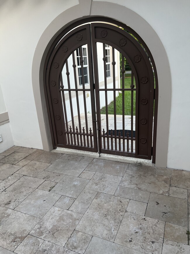 Private entrance to guest house - 6795 SW 98th St Casa