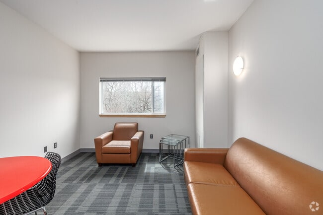 Terrace - 3BR, 3BA - 1,266SF - Living Room - Collegetown Terrace