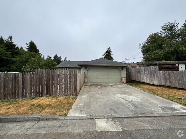 Building Photo - Newley updated 3-bedroom home features fen...