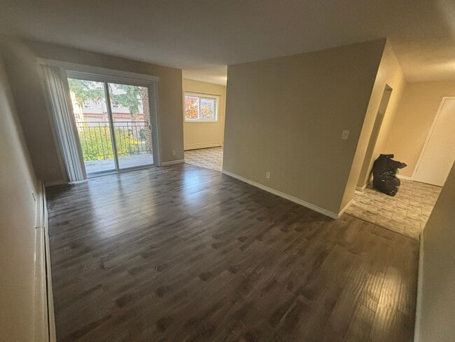 Building Photo - 30-30 Westmount Rd W Unit 16