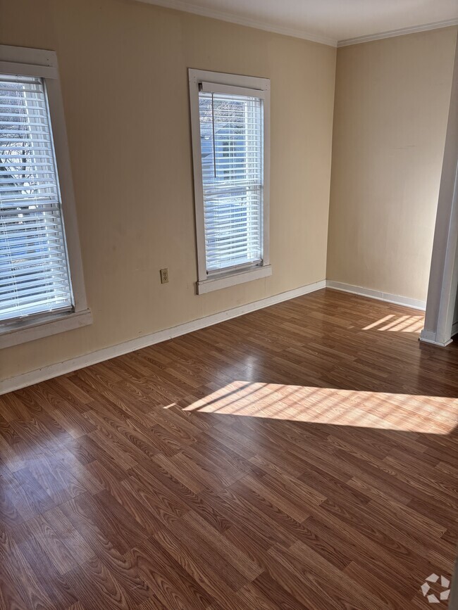 Building Photo - 235 E 2nd St Unit 201 Upstairs Rental