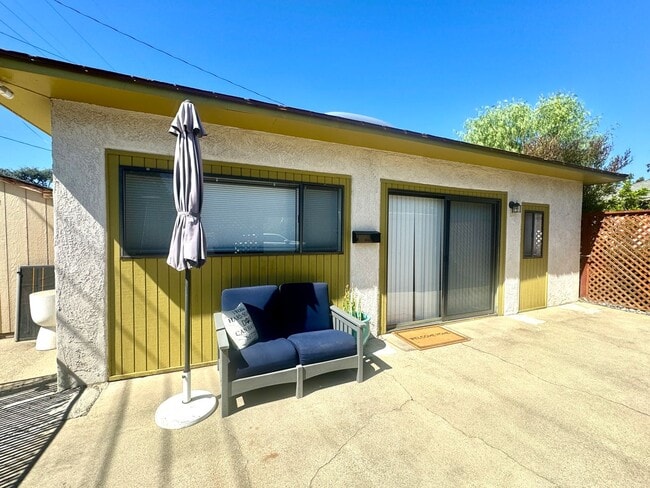 Building Photo - Charming Back House in the Heart of Clarem...