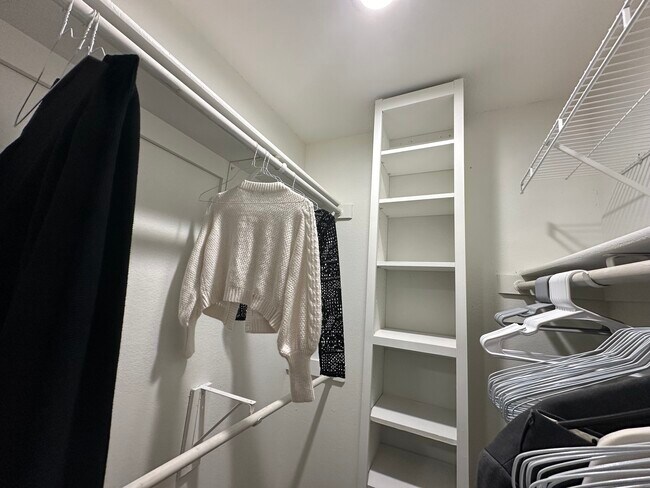 Walk-in Closet - 2730 Silver Creek Dr Unidad 231