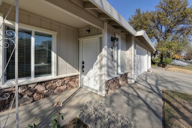 Entry Way - 6931 Trovita Way