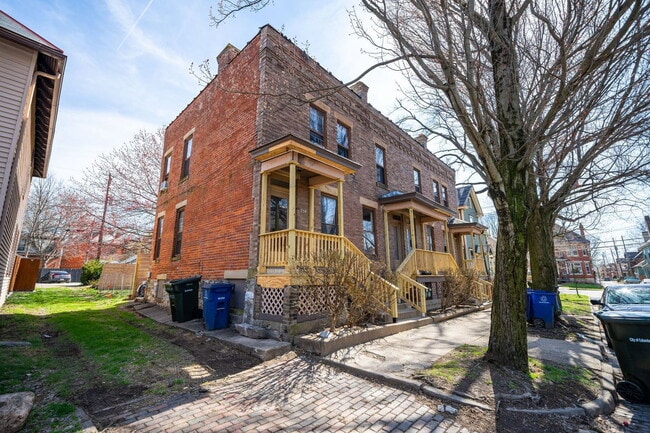 Building Photo - 954 Delaware Ave