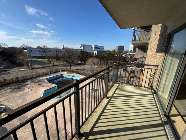 Building Photo - 16400 N Park Dr