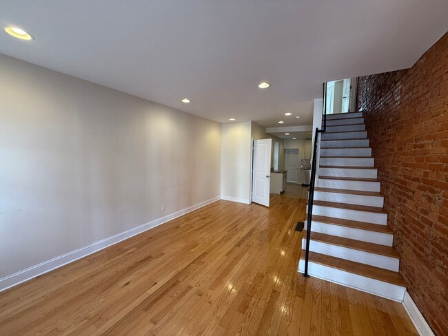 Building Photo - Charming Brick Rowhome Brewerytown