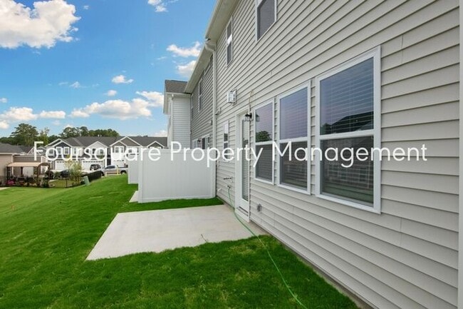 Photo - Bright 3-Bed 2.5-Bath End-Unit Townhome with Washer/ Dryer, Granite Kitchen & 2-Car Garage.Conven...