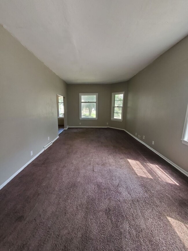 Building Photo - 1343-1345-1345 N 32nd St Unit 1343 Lower Rental