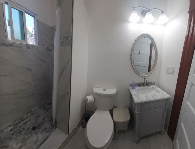 Photo - Islay Street  770-774 Unidad Islay 770