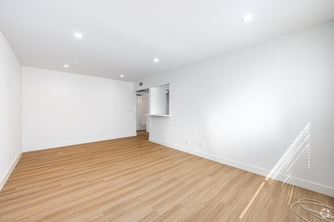 1BR, 1BA - 750SF - Living Room - 800 Orange Grove Ave