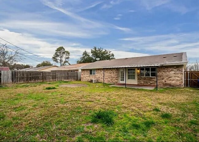 Photo - 423 Southlake Dr