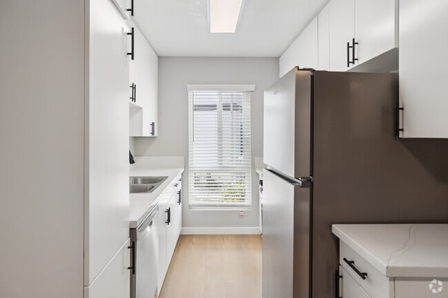 2BR, 1BA - 950SF - Kitchen