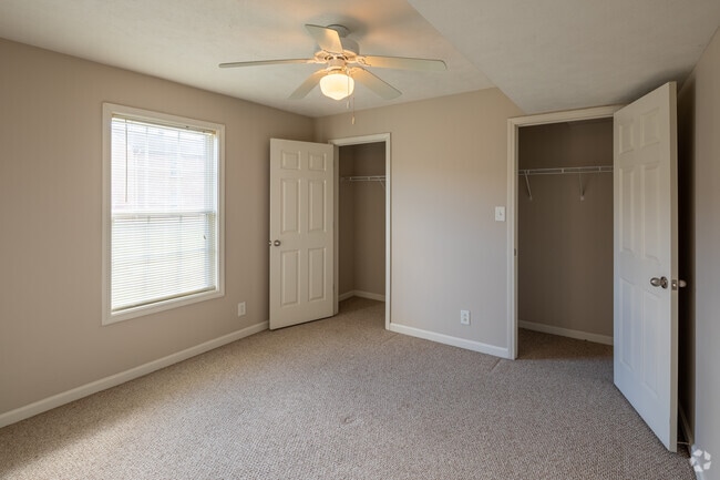 2BR, 2BA - 899SF
