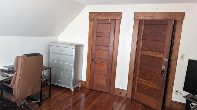 Building Photo - 124 Foster St Unit 3rd Floor Rental