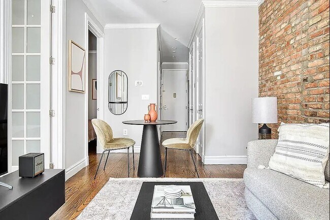Building Photo - 345 E 5th St Rental