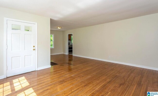 Photo - 921 5 Mile Rd