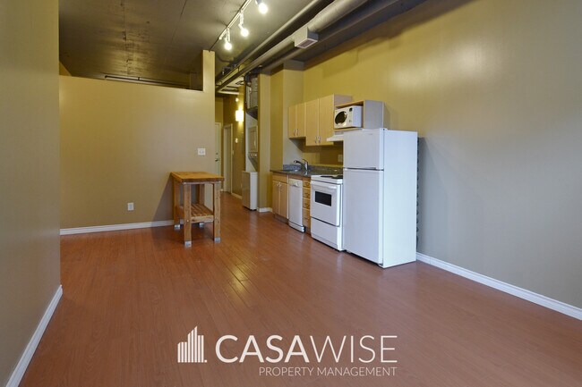 Photo - 10024-10024 Jasper Ave