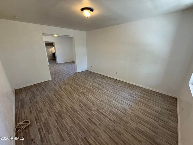 Photo - 942 E 8th St