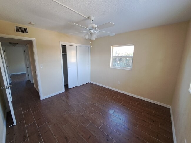 Dormitorio 1 vista al pasillo - 35 44th Avenue Unidad Banga  3