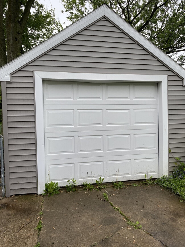 Photo - 1413 32nd St NE