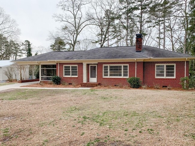 Building Photo - City of Gainesville, cozy brick ranch avl. 4/25