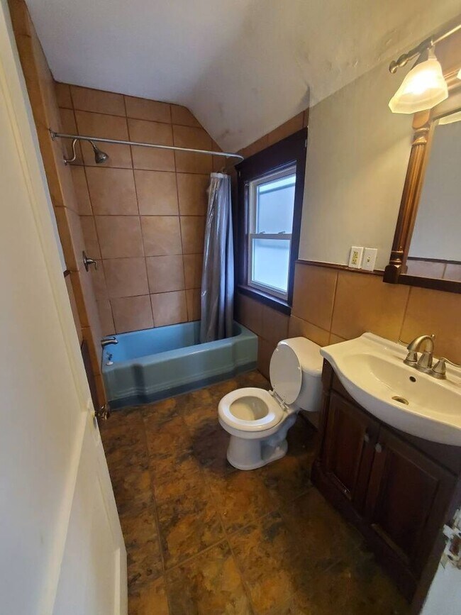 Charming 3-Bedroom Property in Prime Location (SECTION 8 VOUCHERS ACCEPTED) - Charming 3-Bedroom Property in Prime Location (SECTION 8 VOUCHERS ACCEPTED)