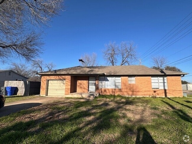 Building Photo - Spacious Baylor University Home