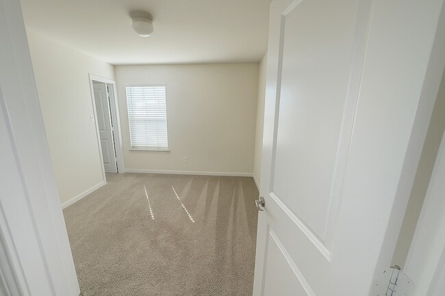 Photo - 612 Stampede Ln