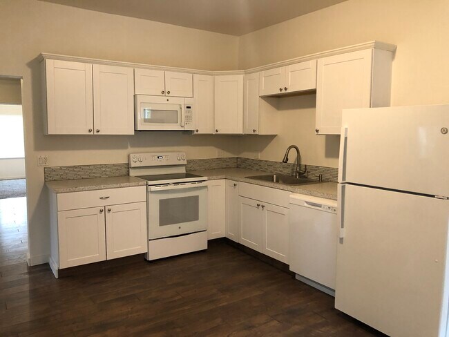 Photo - 410 E James St