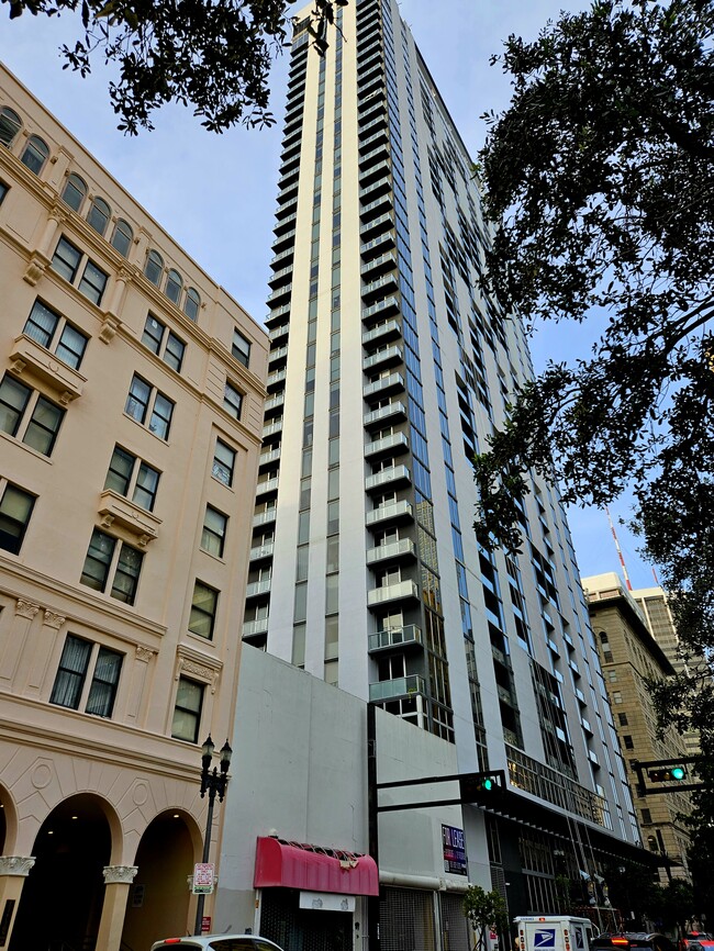 Building Photo - 151 SE 1st St Unit 801