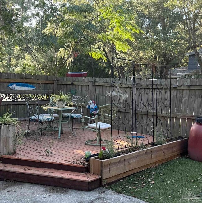2701 E De Soto St