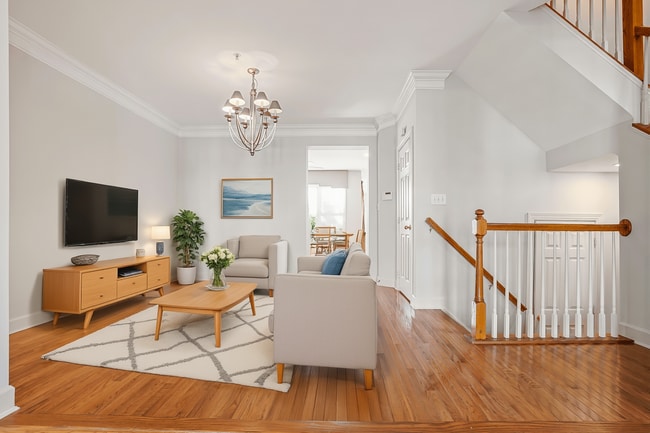 Building Photo - 1022 Crestfield Dr