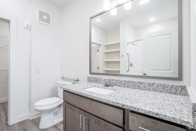 2BR, 2BA - 963SF - First Bathroom