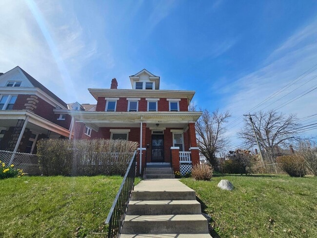 Photo - 831 Linwood Ave House